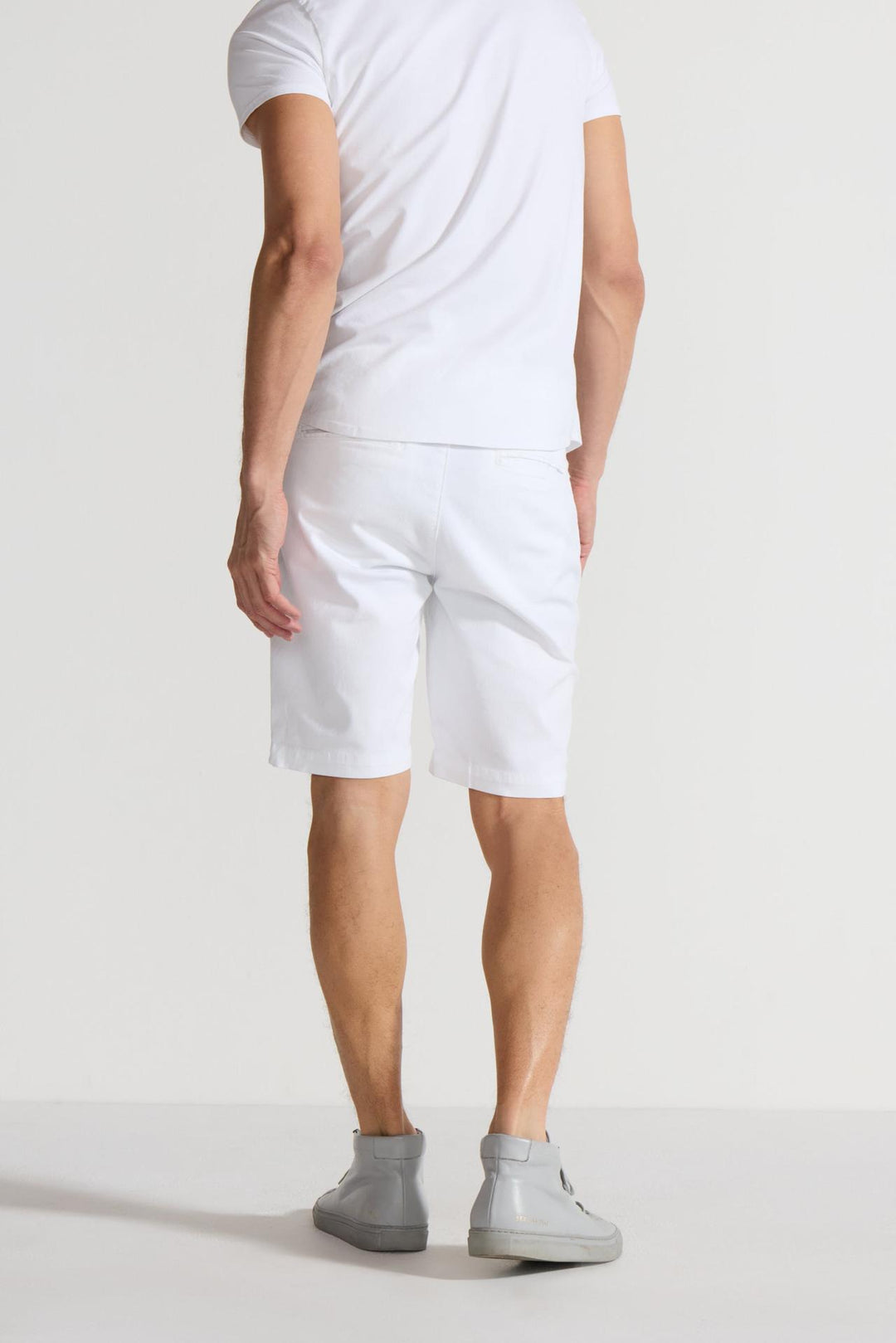 Back profile of MONFRÈRE Cruise Blanc men's white Japanese tencel twill chino short.