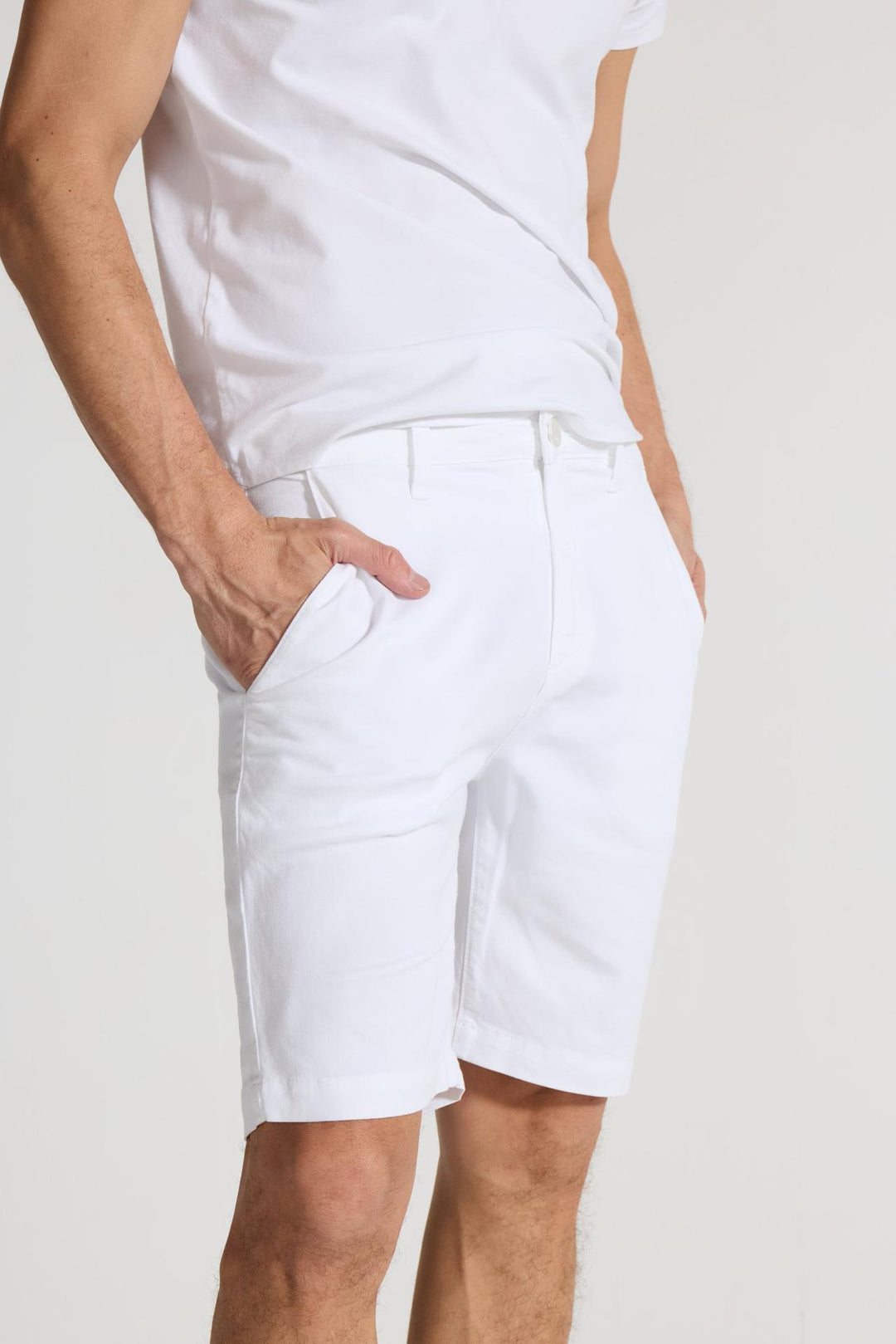Side profile of MONFRÈRE Cruise Blanc men's white Japanese tencel twill chino short.